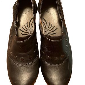 DANSKO  Women’s size 38 or 7.5/8 studded black clogs!